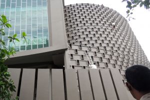Seorang pengujung musium melihat pekerja melakukan pengecatan Musium Tsunami Aceh, Senin, 24 November 2014. Musium ini dipercantik kembali untuk menyambut peringatan 10 tahun Tsunami Aceh pada tanggal 26 Desember 2015. (Seputar Aceh/ Pozan Matang)
