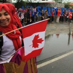 Peserta pawai memegang bendera negara Kanada di acara #2612CareDay (Foto M Iqbal/SeputarAceh.com)