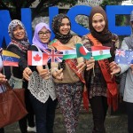 Putri Kopi Indonesia dan Putri Pariwisata Indonesia memegang bendera beberapa negara di dunia acara #2612CareDay (Foto M Iqbal/SeputarAceh.com)