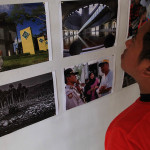 Warga melihat foto-foto pameran di gedung escape building tsunami Banda Aceh (Foto M Iqbal/SeputarAceh.com)