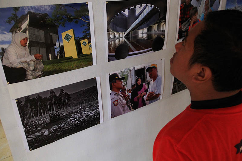Warga melihat foto-foto pameran di gedung escape building tsunami Banda Aceh (Foto M Iqbal/SeputarAceh.com)
