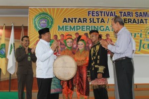 Rektor Umuslim membuka Festival Tarian Saman dan Pameran Batu Giok (Foto Tarmizi A Gani)
