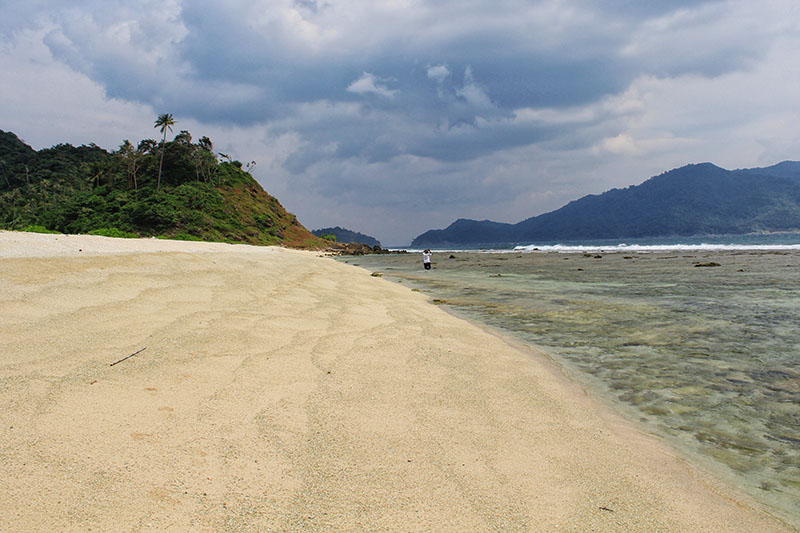 Keadaan serta kontur dari pantai Pulau Batee dikelilingi oleh karang (Foto M Iqbal/SeputarAceh.com)