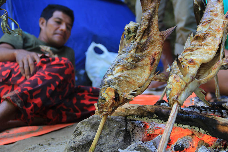 Menyantap ikan kerling bakar di Krueng Teunom (Foto M Iqbal/SeputarAceh.com)