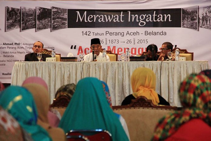 Pemateri dari kiri, Kamaruzzaman PhD (Antropolog Aceh), Abdurrahman Kaoy (Majelis Adat Aceh) dan Zulfikar Muhammad (Koalisi NGO HAM Aceh) memberikan materi seminar sejarah acara 142 Tahun Perang Aceh-Belanda (Foto M Iqbal/SeputarAceh.com)