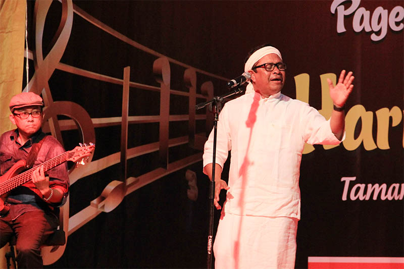 Rafly menyanyikan sebuah lagu 'puleh'