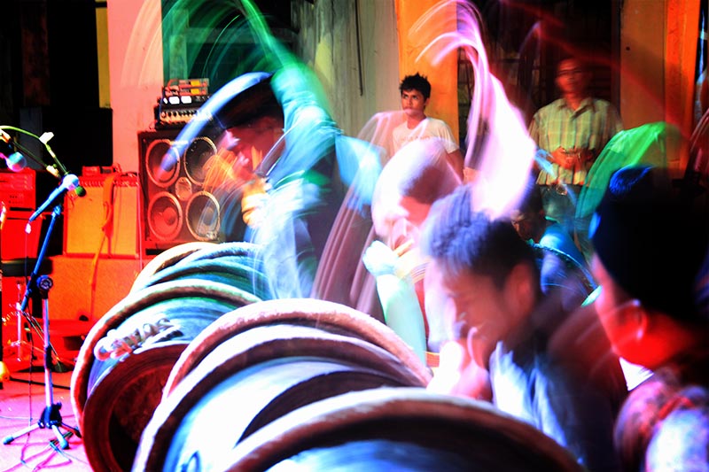 Syekh menabuh alat musik tradisional rapa-i pasee