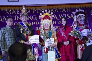 Agam Inong Juara I berfoto bersama Disbudpar kota dan Ibu Walikota Banda Aceh (Foto M Iqbal/SeputarAceh.com)