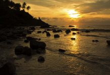 Menikmati sunset di Pulau Sudheun, Aceh Jaya (Foto M Iqbal/SeputarAceh.com)