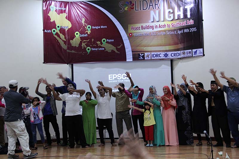 Perwakilan dari berbagai lembaga menyanyikan lagu 'Heal The World' acara Solidarity Night di Gedung ACC Sultan Selim II Banda Aceh (Foto M Iqbal/SeputarAceh.com)