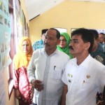 Bupati Aceh Utara menyaksikan pajangan kegiatan sekolah (Foto IST)