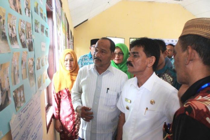 Bupati Aceh Utara menyaksikan pajangan kegiatan sekolah (Foto IST)