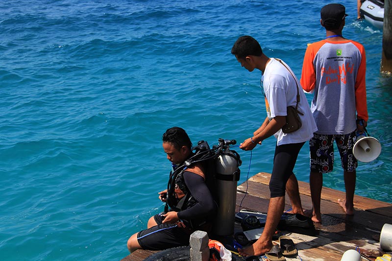 Peserta dive akan melakukan Orientasi Bawah Air (OBA) di Pulau Weh Dive Festival di pantai Gapang, Sabang (Foto M Iqbal/SeputarAceh.com)