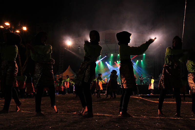 Seratusan penari menampilkan Tarian Tarek Pukat di arena Festival Sabang Fair (Foto M Iqbal/SeputarAceh.com)