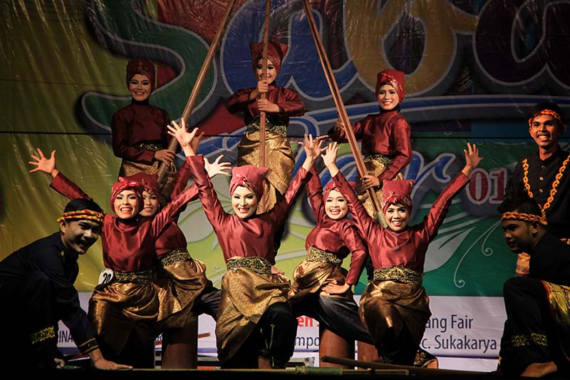 Tari Leusong Meudoda dari Bireuen tampil di pentas utama Festival Sabang Fair (Foto M Iqbal/SeputarAceh.com)