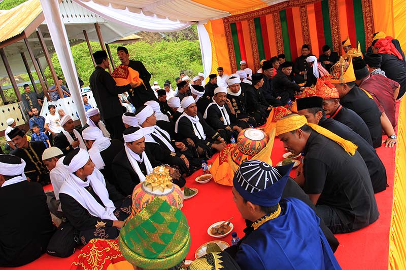 Acara Seumeuleung Raja dihadiri para Majelis Zikrullah Aceh, keturunan Sultan Aceh dan tokoh pejabat lainnya, di Balee Astaka Diraja, Gampong Gle Jong, Lamno, Aceh Jaya (Foto M Iqbal/SeputarAceh.com)
