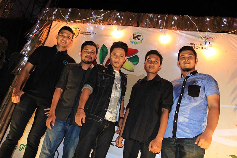 Personil Amoba Band foto bersama di both acara Piasan Seni 2015 (Foto M Iqbal/SeputarAceh.com)