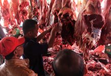 Warga membeli daging lembu seharga 140000 rupiah perkilogramnya ketika meugang di pasar Lambaro, Banda Aceh (Foto M Iqbal/SeputarAceh.com)