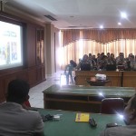 Pozan Matang menyampai materi pengelolaan website Tribratanewsaceh.com Senin (09/11/2015) di Aula Machdum Sakti lantai III Mapolda Aceh.