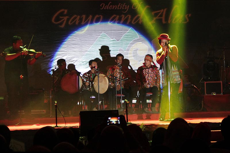 Musisi asal Gayo, Ervan Ceh Kul membawakan lagu etnis 'Muniru' acara Gayo Art Summit 2015 di gedung AAC Dayan Dawood, Banda Aceh