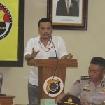 Roni Purnama salah satu pemateri menyampaikan materi sosialisasi jurnalistik dan pengelolaan website tribratanewsaceh dan tribratanews Polres se Aceh di Aula Machdum Sakti, Polda Aceh, Senin dan Selasa (9-10/11/2015).