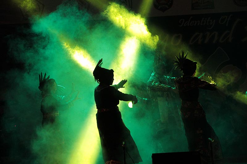 Penampilan Tari Guel acara Gayo Art Summit 2015 di gedung AAC Dayan Dawood, Banda Aceh