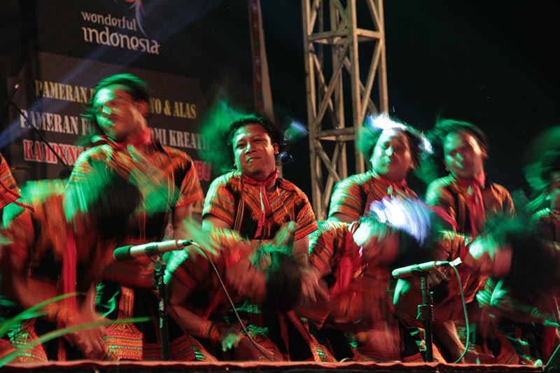 Penampilan Tari Saman 'Gondrong' acara Gayo Art Summit 2015 di gedung AAC Dayan Dawood, Banda Aceh