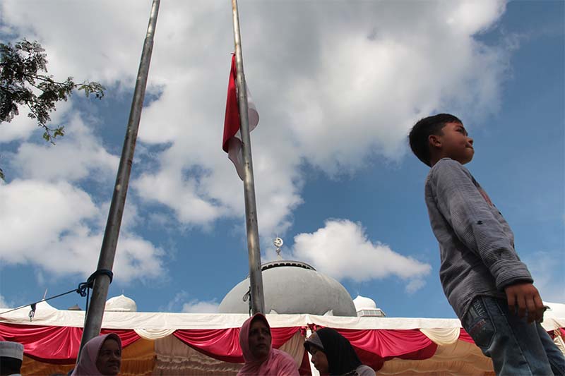 Bendera Merah Putih dinaikkan setengah tiang mengenang acara peringatan 11 tahun tsunami di Masjid Rahmatullah, Lampuuk, Aceh Besar (Foto M Iqbal/SeputarAceh.com)