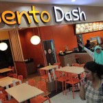 Pengunjung melewati gerai makanan khas Jepang Bento Dash di Suzuya Mall, Banda Aceh (Foto M Iqbal/SeputarAceh.com)