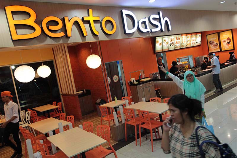 Pengunjung melewati gerai makanan khas Jepang Bento Dash di Suzuya Mall, Banda Aceh (Foto M Iqbal/SeputarAceh.com)
