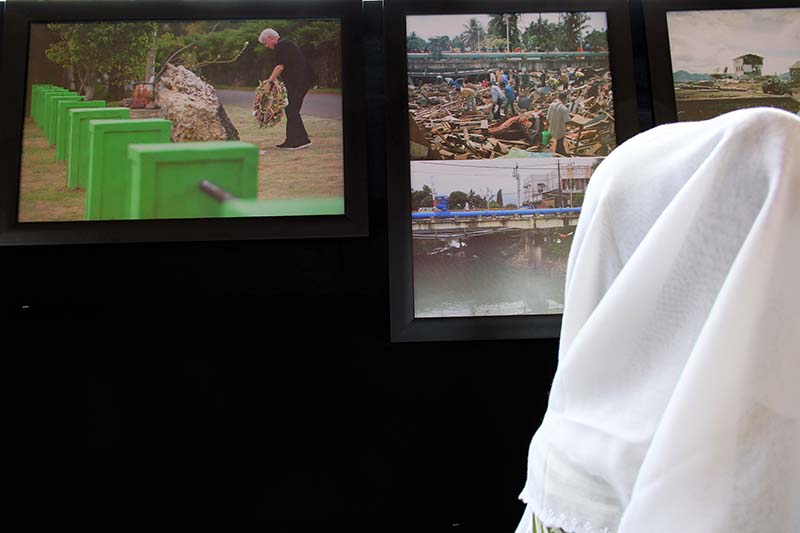 Pengunjung melihat foto Bill Clinton mantan Presiden Amerika Serikat ke-42 dalam peringatan 11 tahun tsunami di Masjid Rahmatullah, Lampuuk, Aceh Besar (Foto M Iqbal/SeputarAceh.com)