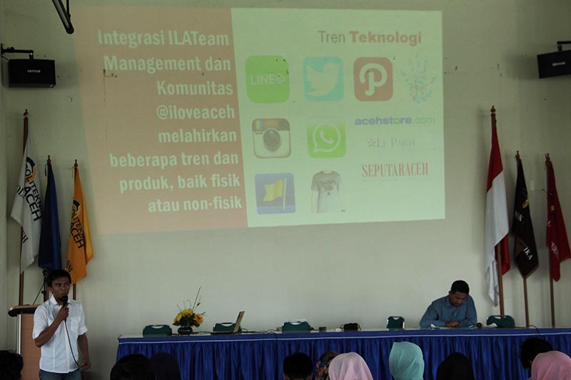 Aulia Fitri pemilik akun sosial media @iloveaceh memaparkan tentang 'Social Media for Social Good' di Aula Politeknik Aceh (Foto M Iqbal/SeputarAceh.com)