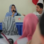 Dhenok Pratiwi menjelaskan tentang situs petisi ‘change.org’  acara workshop ‘Social Media for Social Good’ di Aula Politeknik Aceh (Foto M Iqbal/SeputarAceh.com)