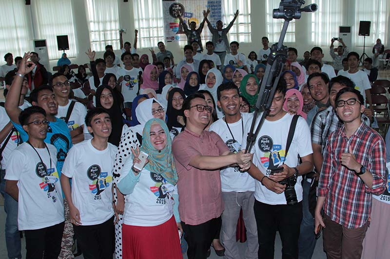 Groufie bersama peserta dan panitia workshop 'Social Media for Social Good' di Aula Politeknik Aceh (Foto M Iqbal/SeputarAceh.com)