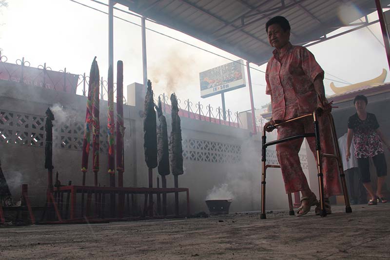 Manula etnis Tionghoa menggunakan alat bantu berjalan saat perayaan tahun baru Imlek 2567 di Vihara Dharma Bakti, Peunayong, Banda Aceh (Foto M Iqbal/SeputarAceh.com)