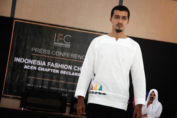 Model memperagakan busana karya desainer Khairul Ija Kroeng acara Indonesia Fashion Chamber Chapter Aceh di Aula SMK I, II, III, Lhong Raya, Banda Aceh (Foto M Iqbal/SeputarAceh.com)