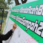 Para lintas komunitas menanda tangani dukungan Banda Aceh bersih untuk Indonesia bebas sampah 2020 (Foto M Iqbal/SeputarAceh.com)