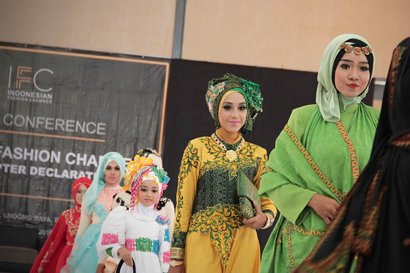 Para model memperagakan busana acara deklrasi Indonesia Fashion Chamber Chapter Aceh di Aula SMK I,II,II, Lhong Raya, Banda Aceh (Foto M Iqbal/SeputarAceh.com)