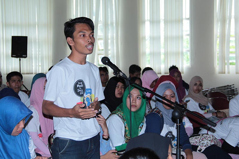 Peserta mengajukan pertanyaan kepada pembicara workshop 'Social Media for Social Good' di Aula Politeknik Aceh (Foto M Iqbal/SeputarAceh.com)