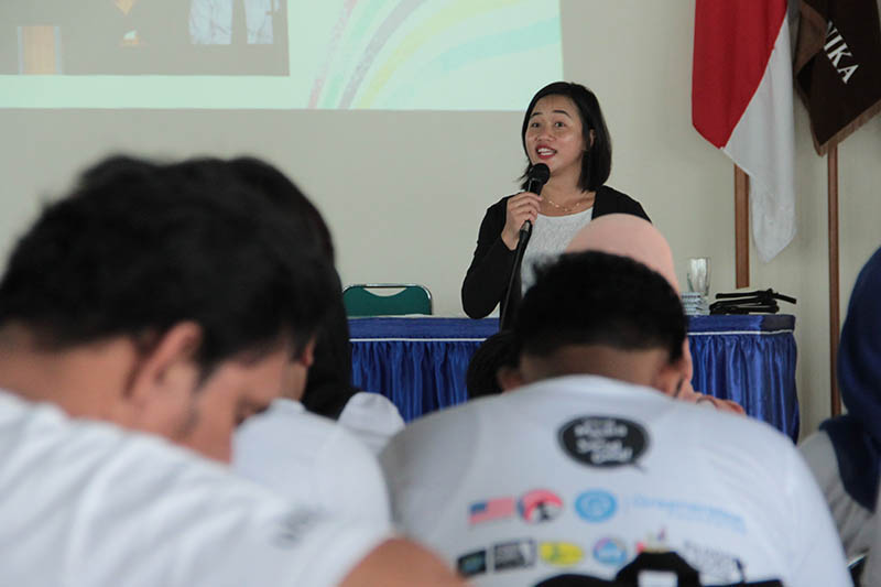 Stella mensosialisasi program dari YSEALI acara workshop 'Social Media for Good' di Aula Politenik Aceh (Foto M Iqbal/SeputarAceh.com)