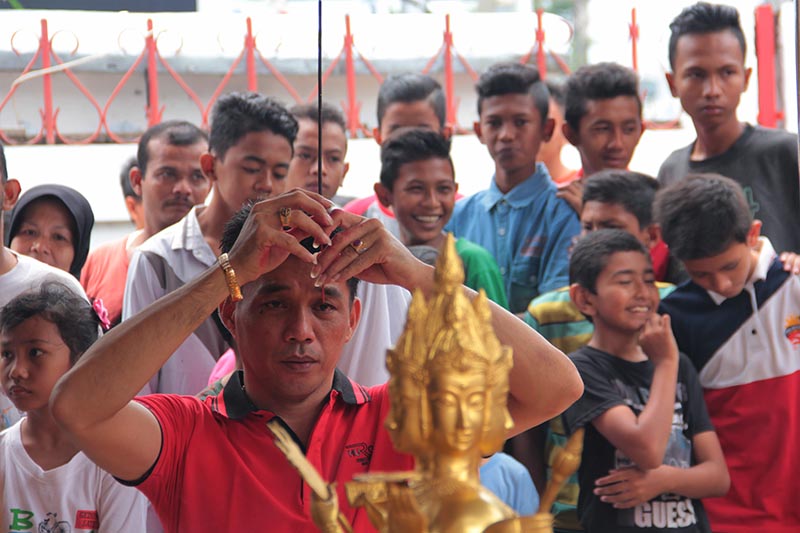 Warga etnis Tionghoa melakukan sembahyang menghadap altar 'Se Mien Fo' patung Buddha berwajah empat (Phra Phrom) di Vihara Dhrama Bakti, Banda Aceh (Foto M Iqbal/SeputarAceh.com)