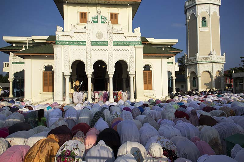 Jama'ah melaksanakan Shalat Kusuf pukul 7.35 pagi di Masjid Baiturrahim, Ulee Lheue, ketika terjadi gerhana matahari di Banda Aceh (Foto M Iqbal/SeputarAceh.com)