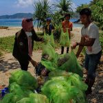 Mahasiswa Pertanian Caniva Unsyiah mengumpulkan sampah di pantai Lhok Mata Ie, Aceh Besar (Foto M Iqbal/SeputarAceh.com)