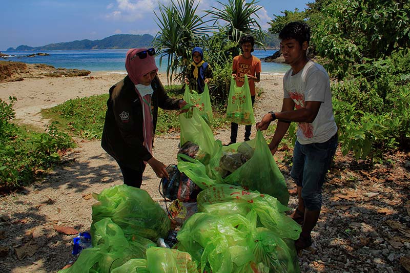 Mahasiswa Pertanian Caniva Unsyiah mengumpulkan sampah di pantai Lhok Mata Ie, Aceh Besar (Foto M Iqbal/SeputarAceh.com)