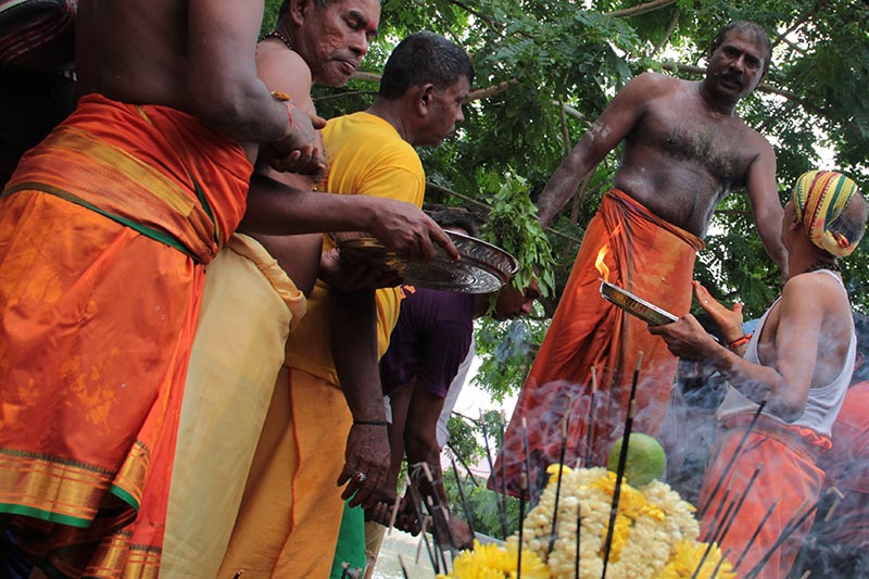 Pandita menaiki parang setelah kemasukan energi positif dari Dewa Muruga untuk merestui para penazar di gampong Keudah, tepi kali Krueng Aceh (Foto M Iqbal/SeputarAceh.com)