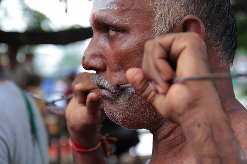 Penganut Hindu keturunan Tamil India bernazar menusuk diri dengan logam lembing senjata milik Dewa Murugan ritual Pangguni Uthiram di gampong Keudah, tepi kali Krueng Aceh (Foto M Iqbal/SeputarAceh.com)