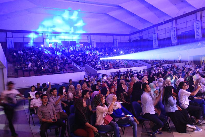 Para penonton antusias melihat penampilan grup musik RAN di atas panggung (Foto M Iqbal/SeputarAceh.com)