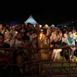 Penonton pria dan wanita menyaksikan grup band alternatif Payung Teduh acara Aceh Clothing Festival 2016 (Foto M Iqbal/SeputarAceh.com)