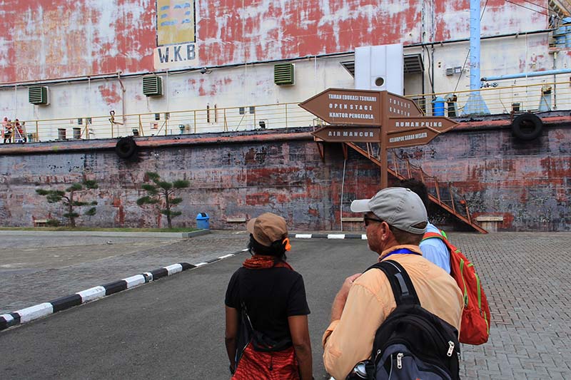 Peserta pelayar Sabang Marine mengunjungi kapal PLTD Apung yang terhempas dari lautan akibat Tsunami (Foto M Iqbal/SeputarAceh.com)