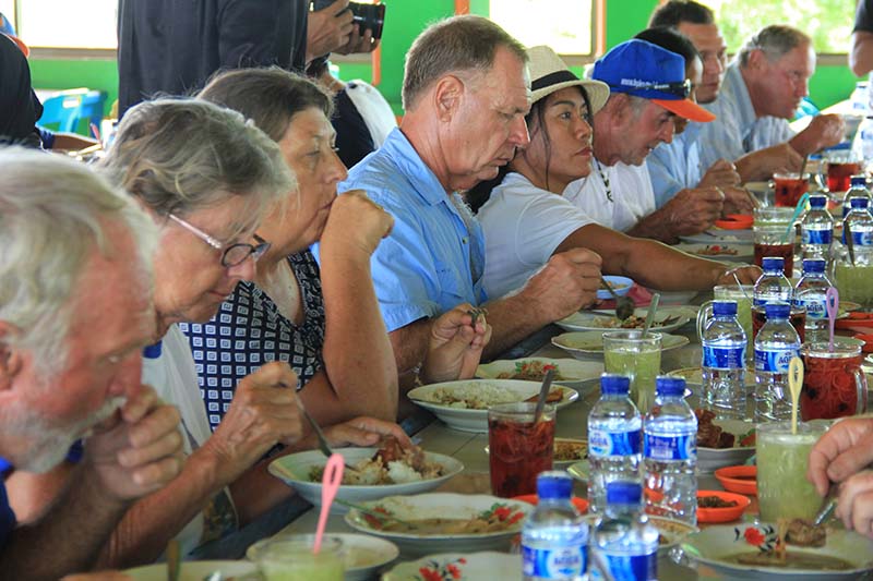 Peserta pelayar Sabang Marine menikmati makanan khas Aceh (Foto M Iqbal/SeputarAceh.com)